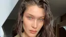 Bella pun menuturkan alasan yang membuat hatinya hancur adalah kerasnya hidup yang dialami para pengungsi, serta mereka juga yang berada di wilayah konflik. (Instagram/bellahadid)