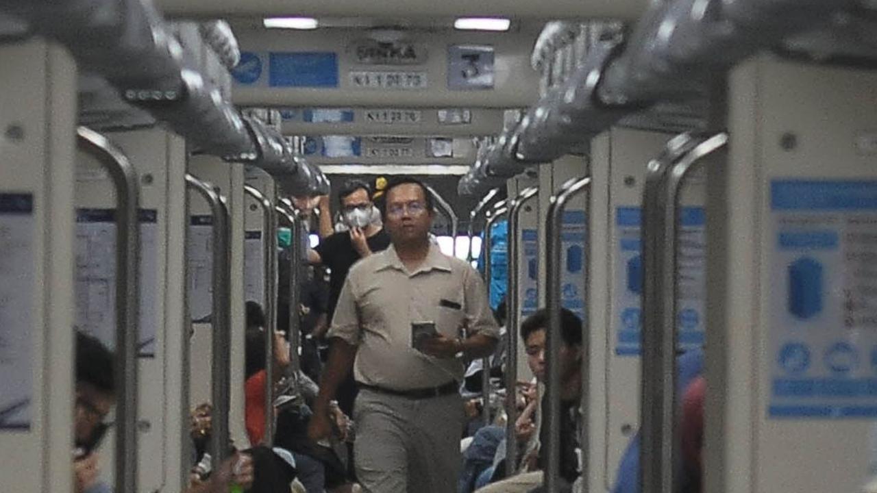 Suasana dalam gerbong LRT pun terlihat ramai para penumpang.
