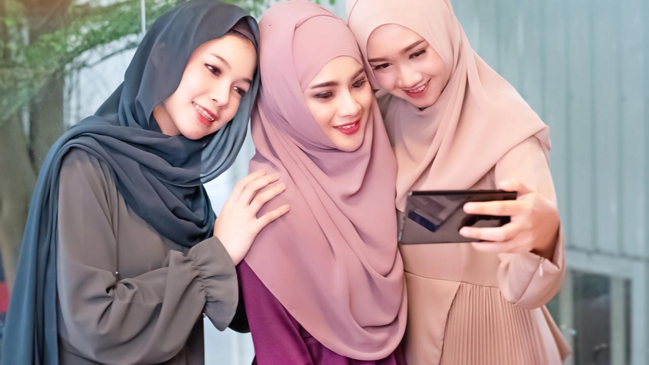 Mau Selfie Lebaran Lebih Fresh? Coba 3 Trik Makeup Ini Biar Wajah Auto Glowing