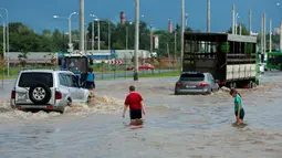 Kota Minks di Belarus terkena banjir akibat hujan lebat yang terus mengguyur, Rabu (13/7). (REUTERS / Vasily Fedosenko)