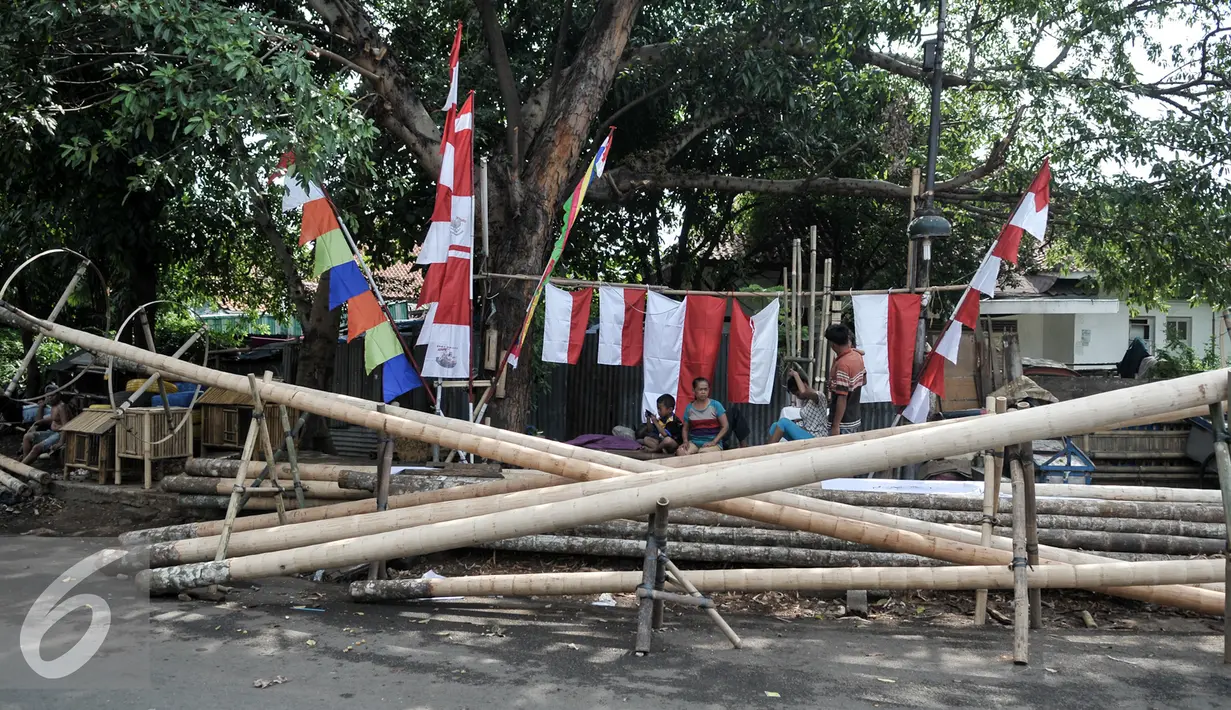 Penjual pohon pinang menunggu barang dagangannya di kawasan Manggarai, Jakarta, Selasa (9/8). Jelang HUT RI ke-71, penjualan pohon pinang mulai ramai. (Liputan6.com/Yoppy Renato)