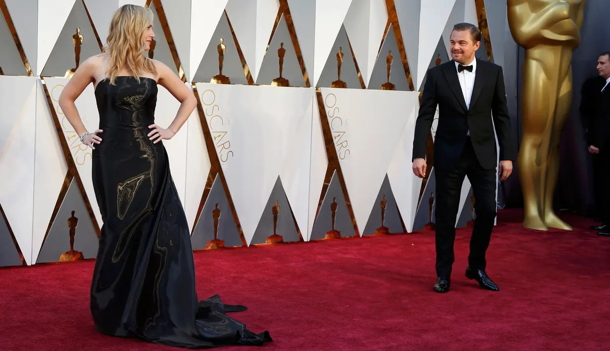Leonardo DiCaprio, nominator kategori Best Actor, ketika mengamati Kate Winslet, nominator kategori Best Supporting Actress, yang tengah berpose di red carpet Piala Oscar 2016 di Dolby Theatre, Hollywood, California, Minggu (28/2) (REUTERS/Lucy Nicholson)