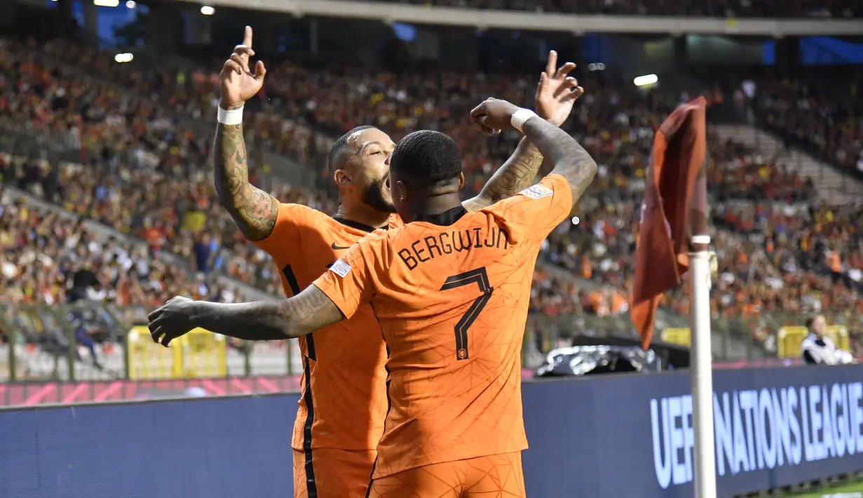 Penyerang timnas Belanda Memphis Depay (kiri) berselebrasi dengan Steven Bergwijn setelah mencetak gol kedua timnya ke gawang Belgia pada matchday pertama Grup D Liga A UEFA Nations League 2022/2023 di Stadion Raja Baudouin, Sabtu (4/6/2022) dini hari WIB. Belanda sukses menghajar Belgia dengan skor telak 4-1. (AP Photo/Geert Vanden Wijngaert)