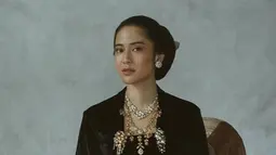 Pemain film ‘Aruna dan Lidahnya’ ini terlihat anggun saat mengenakan kebaya hitam dengan riasan wajah yang sederhana. (Liputan6.com/IG/@therealdisastr)