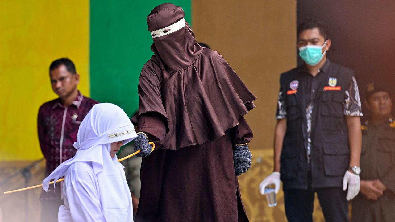 11 Pelanggar Syariat Islam Jalani Hukuman Cambuk di Banda Aceh
