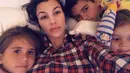 Sementara itu Kourtney Kardashian bersama dengan anaknya, yakni, Mason dan Reign Disick. (instagram/kourtneykardash)