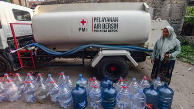 PMI Distribusikan Air Bersih bagi Korban Kekeringan di Depok
