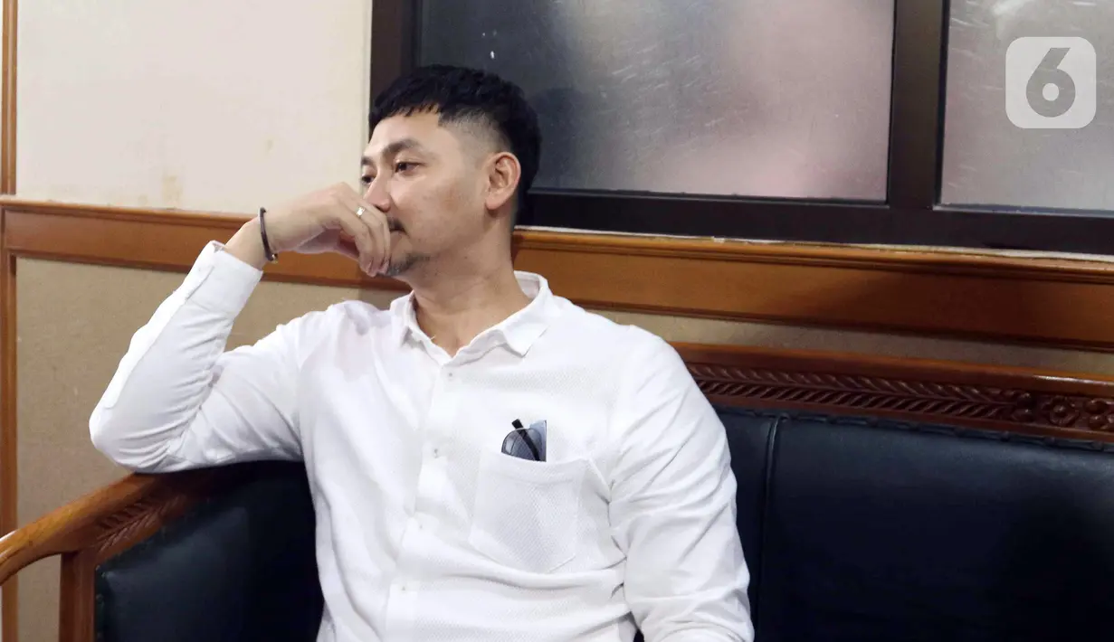 Suami penyanyi Dewi Perssik, Angga Wijaya saat menghadiri sidang cerai perdana di Pengadilan Agama Jakarta Selatan, Senin (4/7/2022). Sidang cerai perdana antara Dewi Perssik dan Angga Wijaya ini beragendakan mediasi. (Liputan6.com/Herman Zakharia)