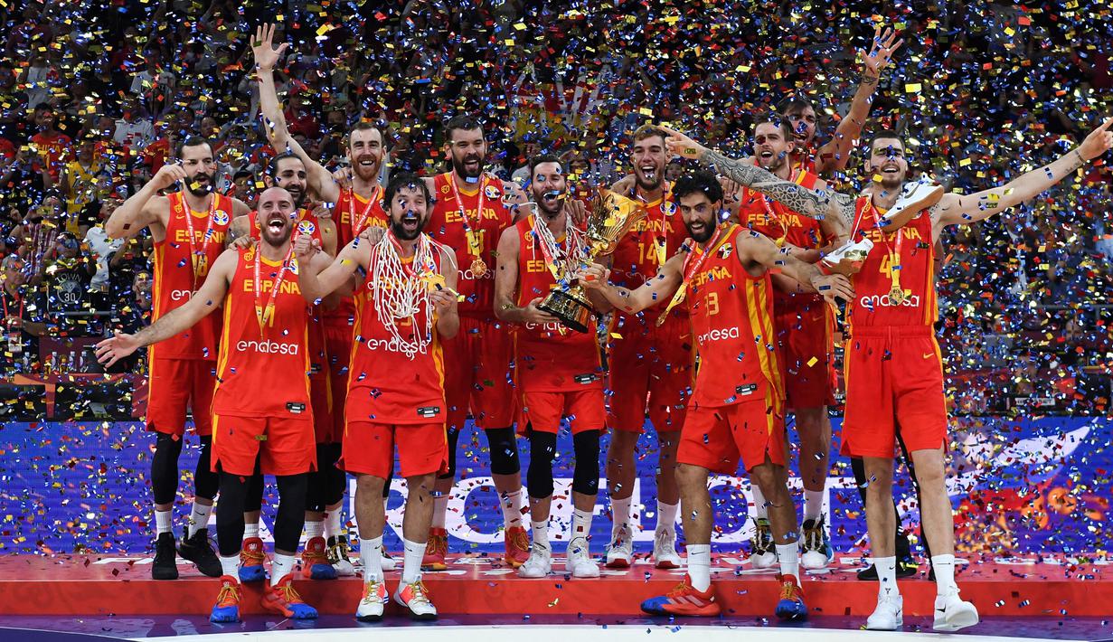 Timnas Basket Spanyol merayakan kemenangan di atas podium saat Piala Dunia Basket 2019 di Beijing, China, 15 September 2019. Pelatih Sergio Scariolo telah mengumumkan daftar pemain mereka untuk Piala Dunia Basket 2023 yang akan diselenggarakan di Indonesia, Jepang, dan Filipina. Tercatat, ada 5 pebasket NBA yang dipanggil untuk memperkuat sang juara bertahan di ajang tersebut. (AFP/Greg Baker)