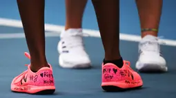 Petenis AS, Coco Gauff memakai sepatu dengan tulisan nomor jersey Kobe Bryant selama pertandingan Australia Terbuka 2020 di Melbourne, Senin (27/1/2020).  Para petenis yang meramaikan Australia Terbuka 2020 turut berbelasungkawa atas kepergian legenda basket NBA Kobe Bryant. (Manan VATSYAYANA/AFP)