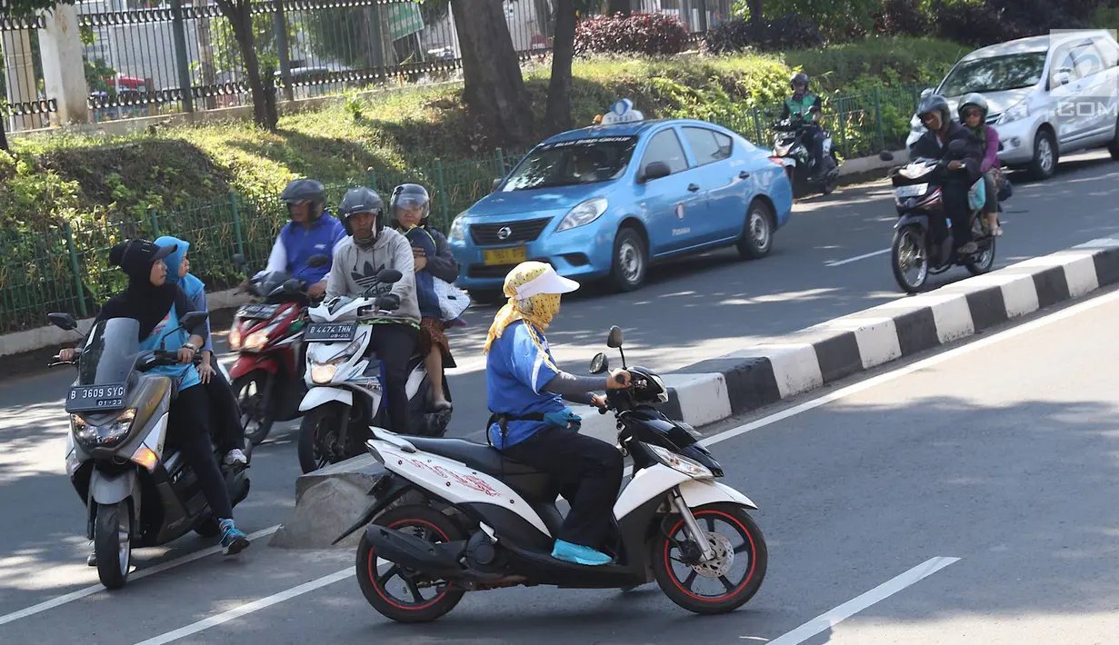 Pengendara sepeda motor hendak putar balik dan melawan arus di kawasan Jagakarsa, Jakarta, Minggu (6/1). Jauhnya akses putar balik menyebabkan para pemotor nekat melawan arah, meskipun membahayakan keselamatan. (Liputan6.com/Immanuel Antonius)