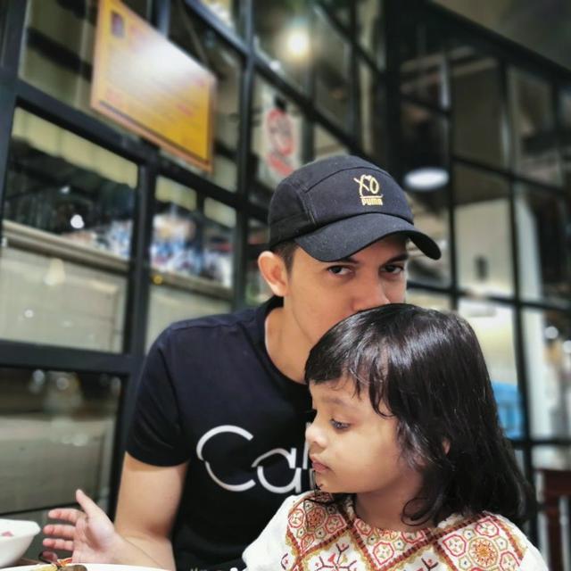 6 Potret Irwansyah Momong Hawwa Buah Hati Shireen Sungkar, Bak Anak Kandung