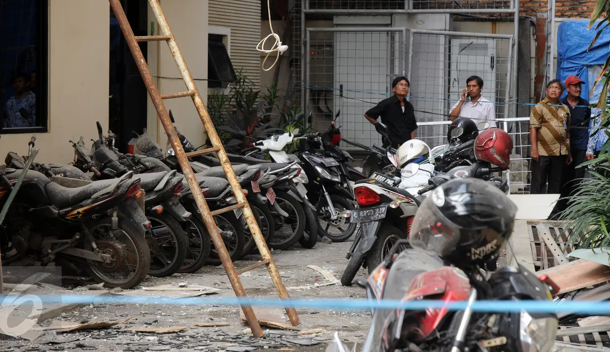 Sejumlah motor yang terparkir di depan gedung Ortala Kemenkopolhukam  rusaktertimpa material dari pembangunan gedung Kemenhan di Jakarta, Senin (30/11/2015). Empat staff Kemenkopolhukam luka tertimpa material bangunan. (Liputan6.com/Helmi Fithriansyah)