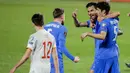 Para pemain Yunani merayakan hasil imbang 1-1 melawan Spanyol usai berakhirnya laga Kualifikasi Piala Dunia 2022 Zona Eropa Grup B di Los Carmenes Stadium, Granada, Kamis (25/3/2021). (AP/Fermin Rodriguez)