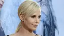 Artis  Charlize Theron saat hadir selama pemutaran perdana film " The Huntsman : Winter War " di Los Angeles , California , (11/4). Uniknya Charlize Theron mengenakan gaun hitam dengan hiasan serangga. (REUTERS / Kevork Djansezian) 
