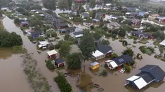 Pemandangan udara di atas area pemukiman yang terendam banjir di Gavle, Swedia, Rabu (18/8/2021). Hujan deras di Swedia timur telah menggenangi beberapa area pemukiman, dengan beberapa jalan dan jembatan tergenang saat hujan terus turun. (Fredrik Sandberg / TT via AP)