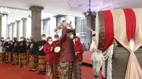 Wali Kota Semarang Hendrar Prihadi memukul bedug sebagai penanda dimulainya puasa. (foto: Liputan6.com/septi/edhie prayitno ige)