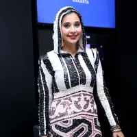 Di akhir penampilannya, istri Mike Tramp ini juga sempat memberi cinderamata dan bingkisan khusus yang dipersiapkannya. (Andy Masela/Bintang.com)