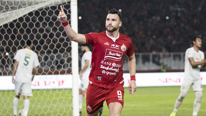 Striker Persija Jakarta, Marko Simic, merayakan gol yang dicetaknya ke gawang Persebaya Surabaya pada laga Liga 1 di SUGBK, Jakarta, Selasa (17/12). Persija kalah 1-2 dari Persebaya. (Bola.com/Vitalis Yogi Trisna)