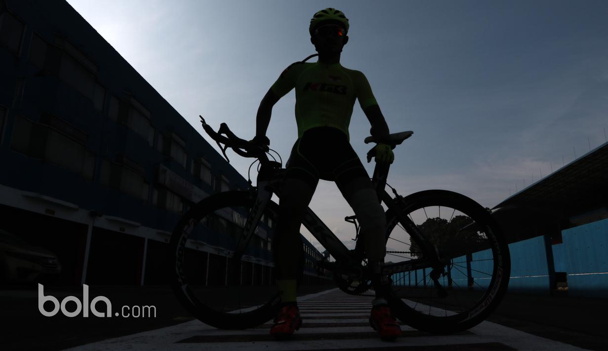 Setelah diamputasi M.Fadli memilih berlatih sepeda dan dilatih oleh Puspita Mustika Adya. Sang pelatih adalah mantan atlet balap sepeda di era 80-an. Puspita pernah menjadi raja balap sepeda nomor trek di kawasan ASEAN. (Bola.com/Nicklas Hanoatubun)