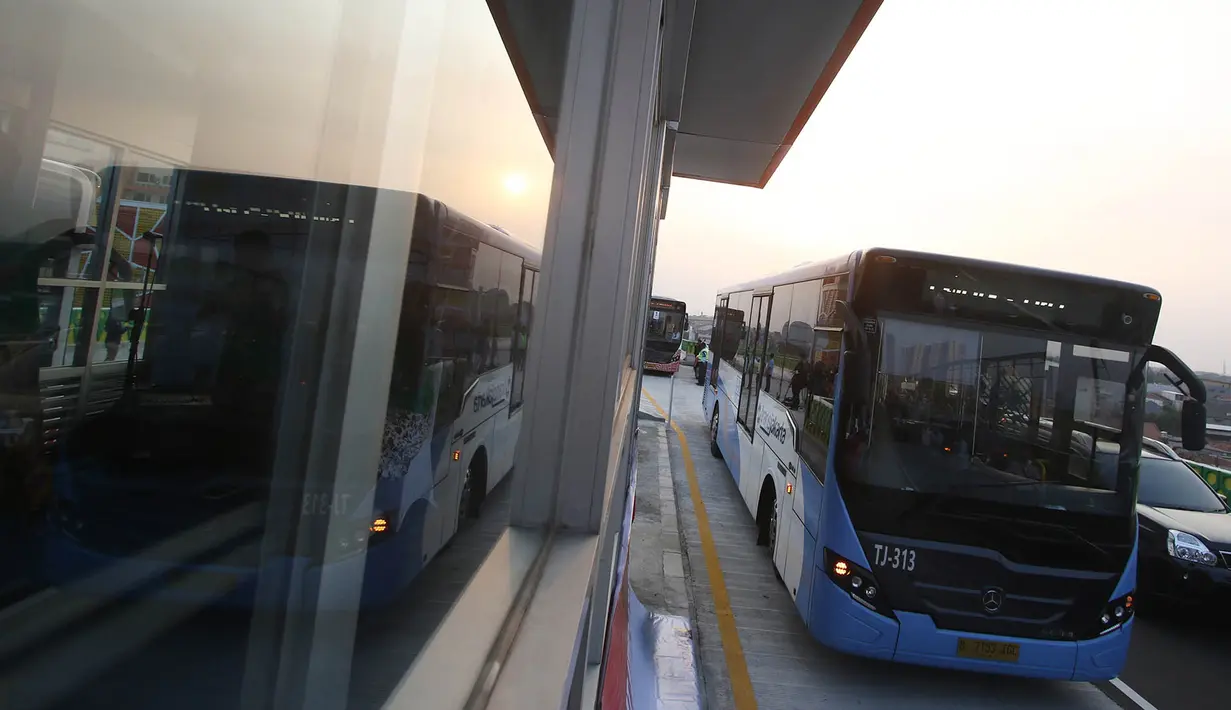 Bus Transjakarta melintas di jalur koridor 13, Cipulir, Jakarta, Rabu (16/8). Koridor 13 Transjakarta sepanjang 9,8 kilometer tersebut resmi beroperasi dan menghubungkan rute Kapten Tendean-Ciledug. (Liputan6.com/Immanuel Antonius)