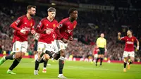 Pemain Manchester United, Kobbie Mainoo melakukan selebrasi setelah mencetak gol pembuka timnya saat pertandingan sepak bola Liga Premier Inggris melawan Newcastle United, di Manchester, Inggris, Rabu, 15 Mei 2024. (AP Photo/Dave Thompson)