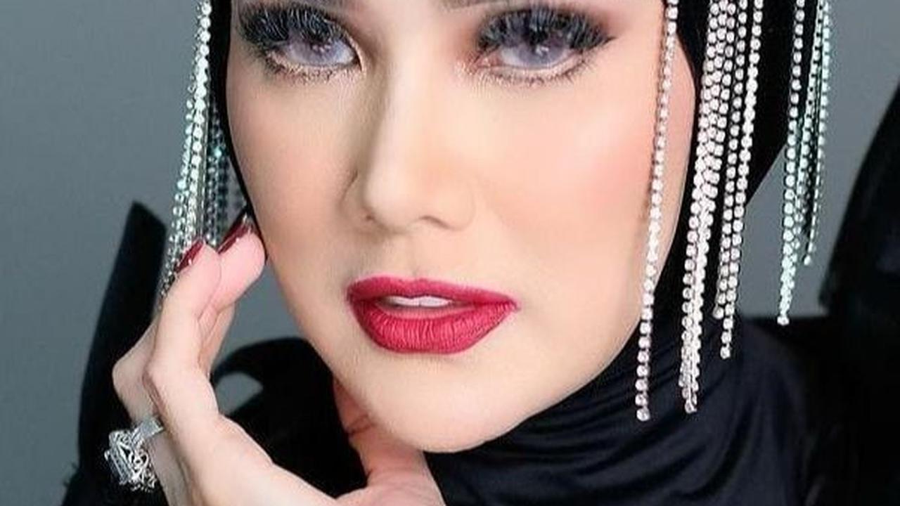 Saat Manggung Sepatu Mulan Jameela Lepas Tersangkut Kabel 'Tetap Harus Memberikan Terbaik