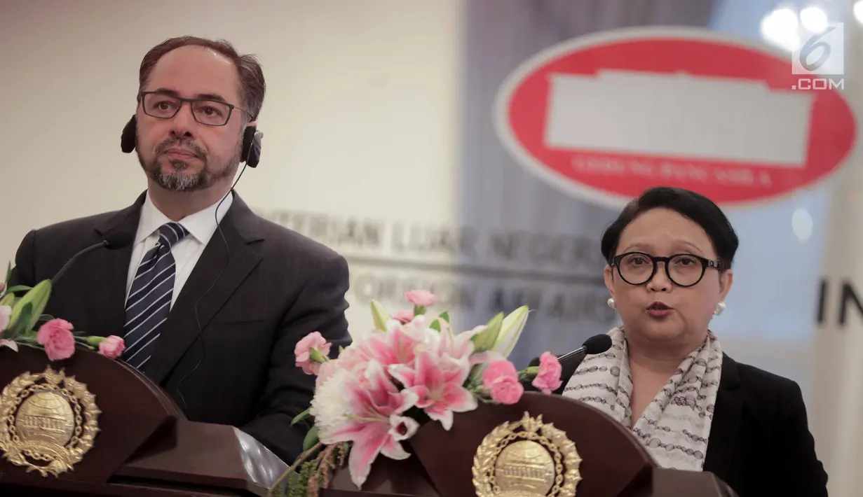 Menlu Retno Marsudi (kanan) bersama Menlu Afghanistan Salahuddin Rabbani memberi keterangan usai pertemuan di Kantor Kemenlu, Jakarta, Jumat (15/3). Pertemuan membahas dukungan Indonesia atas proses perdamaian di Afghanistan. (Liputan6.com/Faizal Fanani)