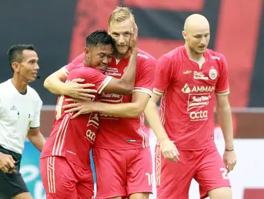 Tampil diperkuat tiga pemain asing yang baru direkrutnya, Persija Jakarta berhasil mengalahkan Rans Nusantara FC dengan skor 4-2 dalam laga uji coba di Stadion Wibawa Mukti, Cikarang, Sabtu (16/7/2022). Keempat gol Persija seluruhnya dicetak oleh legiun asing anyar mereka, Hanno Behrens dengan dua gol dan masing-masing 1 gol oleh Michael Krmencik dan Ondrej Kudela. Sementara dua gol Rans dicetak oleh Alfin Tuasalamony dan Septian Bagaskara. (Bola.com/M Iqbal Ichsan)