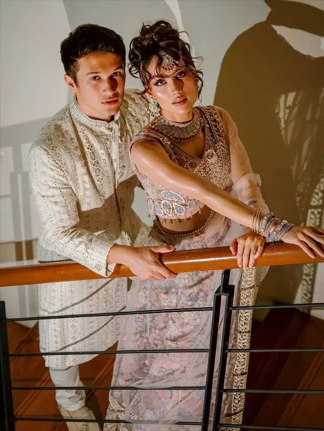 Cinta Laura dan Arya Vasco Tampil Bak Pasangan Bollywood Dibalut Busana Tradisional India di Perayaan Diwali