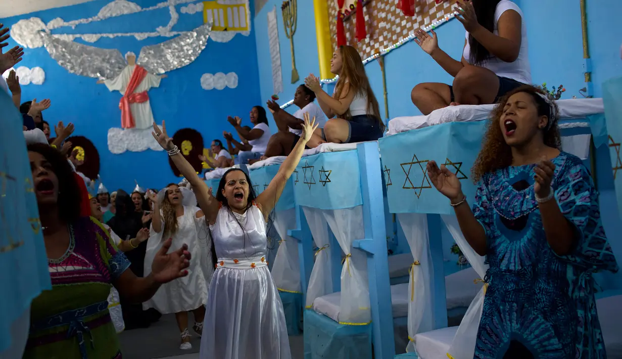 Narapidana wanita beragam kostum tampil dalam acara Natal tahunan di Penjara Nelson Hungria, Rio de Janeiro, Brasil, Kamis (13/12). Para narapidana sedang menjalani hukuman karena pelanggaran perampokan hingga pembunuhan. (AP Photo/Silvia Izquierdo)