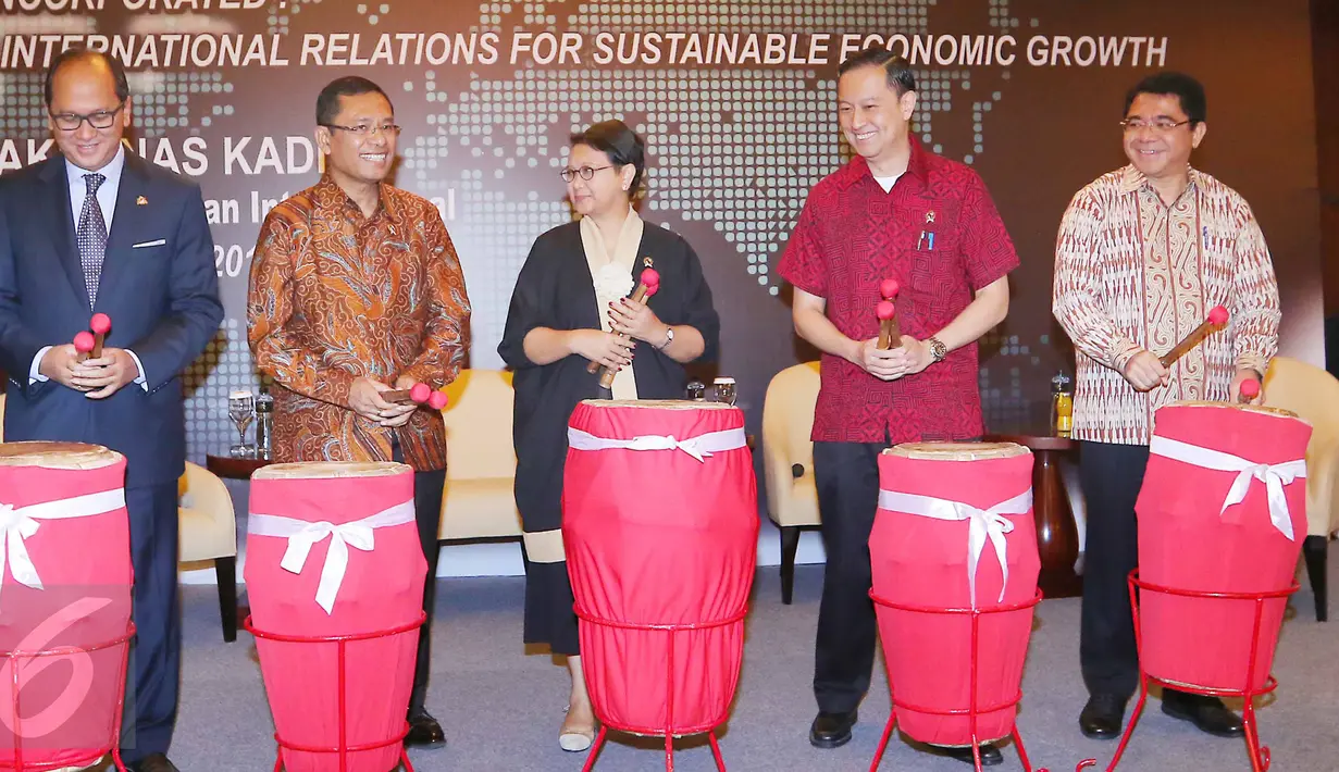 (ki-ka) Ketua umum Kadin Indonesia, Rosan P Roeslani, Menteri Perindustrian Saleh Husin, Menteri Luar Negri Retno Marsudi, Menteri Perdagangan Thomas Lembong saat pembukaan Rakernas Kadin Hubungan International, Jakarta, (1/6). (Liputan6.com/Angga Yuniar)