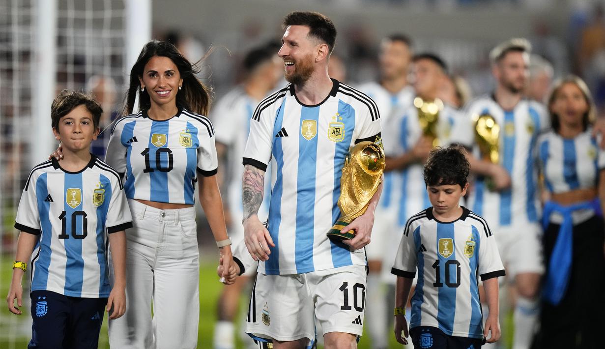 Messi kini sudah mengoleksi 99 gol bersama timnas Argentina. Raihan gol itu dicapainya dalam 173 pertandingan. Messi bisa memecahkan rekor baru hanya dalam waktu dekat. Pemain berusia 35 tahun ini bisa mencetak gol ke-100 bersama La Albiceleste di laga selanjutnya. (AP Photo/Natacha Pisarenko)