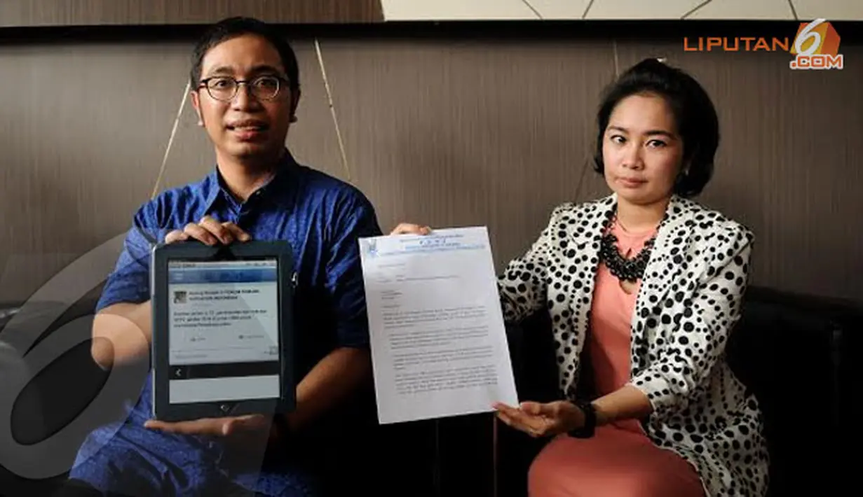 Atas tudingan itu, Direktur Hukum PSSI Aristo Pangaribuan (kiri) menyomasi pemilik akun Apung Widardi. Tampak bukti screen capture dan surat somasi ditunjukkan pada media, Senin (10/02/14) (Liputan6.com/Helmi Fithriansyah) 