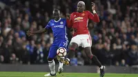 Gelandang Chelsea, N'Golo Kante, berebut bola dengan gelandang Manchester United, Paul Pogba. Bermain di kandang The Blues lebih menguasai jalannya laga, penguasaan bola mereka mencapai 73 persen. (EPA/Will Oliver)