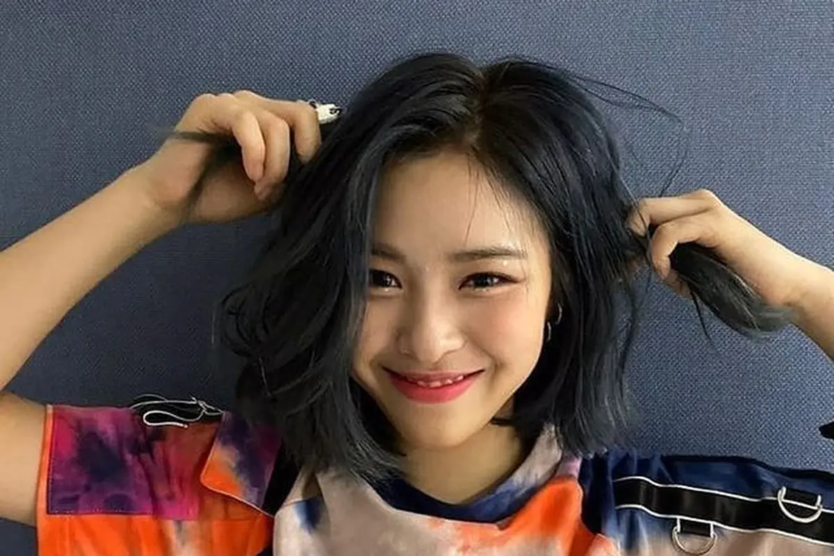 8 Transformasi Warna Rambut Ryujin ITZY yang Berani dan Ekspresif