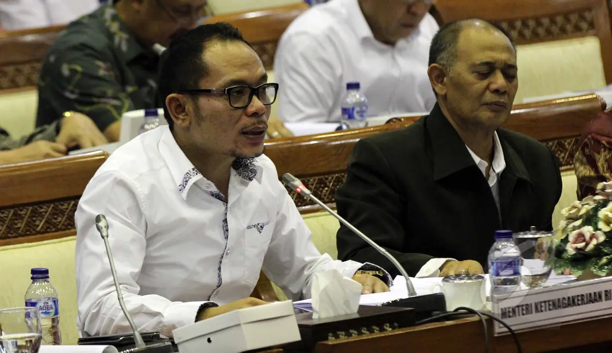 Menakertrans, Hanif Dhakiri saat mengikuti rapat kerja dengan komisi IX di Kompleks Parlemen Senayan, Jakarta, Selasa (26/5/2015). Rapat membahas Program dan grand design Pemerintah bidang Ketenagakerjaan. (Liputan6.com/Helmi Afandi)