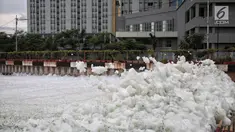 Kondisi Kali Item yang berbusa di Kemayoran, Jakarta, Selasa (1/1). Belum diketahui penyebab tercemarnya Kali Item tersebut. (Liputan6.com/Faizal Fanani)