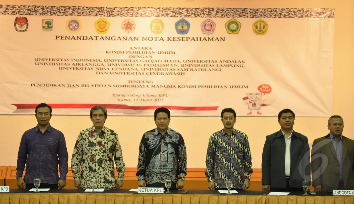 Ketua Komisi Pemilihan Umum (KPU) RI Husni Kamil Manik (tengah) didampingi sejumlah anggota KPU saat acara penandatanganan MoU antara KPU RI dengan sembilan perguruan tinggi di Gedung KPU, Jakarta, Kamis (12/3/2015). (Liputan6.com/Faizal Fanani)