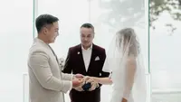 Kebahagiaan menyelimuti pasangan Gritte Agatha dan Arif Hidayat. Pasangan yang 11 tahun pacaran itu akhirnya mengikat janji suci pernikahan. Pasangan ini menikah Sabtu, 26 Agustus 2023 di sebuah hotel mewah di Bali. Berikut beberapa potret pemberkatan pernikahannya. [Instagram/gritteagathaa]