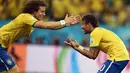 Bersama David Luiz (kiri), Neymar merayakan kemenangan Brasil di laga perdana Piala Dunia 2014 yang dihelat di Corinthians Arena, Sao Paulo, (13/6/2014). (AFP PHOTO/Vanderlei Almeida)