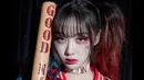 Dimulai dari aespa, ada Giselle yang mengubah penampilannya jadi Harley Quinn. Lengkap dengan stick baseball, wajahnya sukses bikin terpikat. (Instagram @smtown)