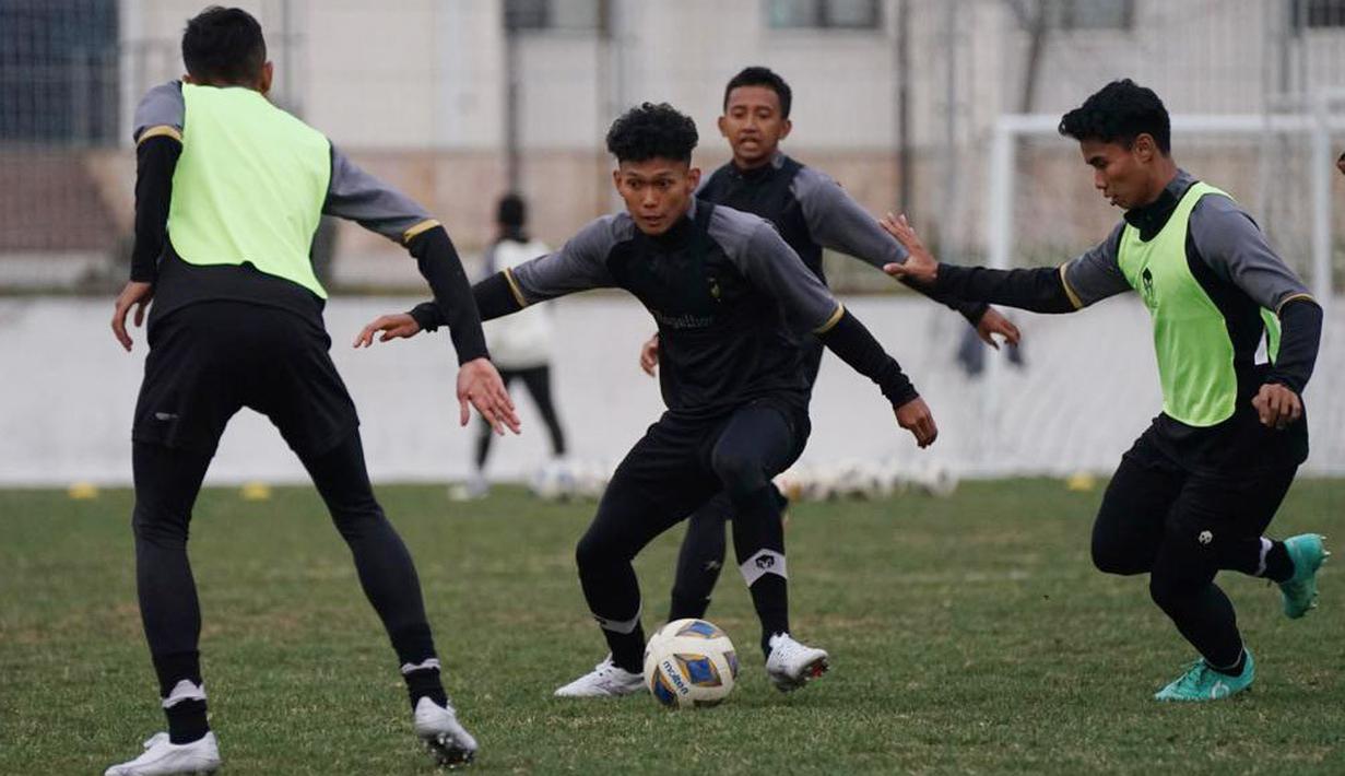 Pemain Timnas Indonesia U-20 tampak serius saat sesi latihan jelang laga melawan Suriah pada matchday kedua Grup A Piala Asia U-20 2023 di Uzbekistan, Jumat (3/3/2023). (Dok. PSSI)