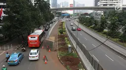 Kendaraan melintas di samping-pohon-pohon yang telah dipindah di kawasan Sudirman, Jakarta, Jumat (9/3). Pohon-pohon tersebut dipindah ke ruang terbuka hijau di Jakarta seperti Waduk Pluit dan Taman BMW. (Liputan6.com/Arya Manggala)