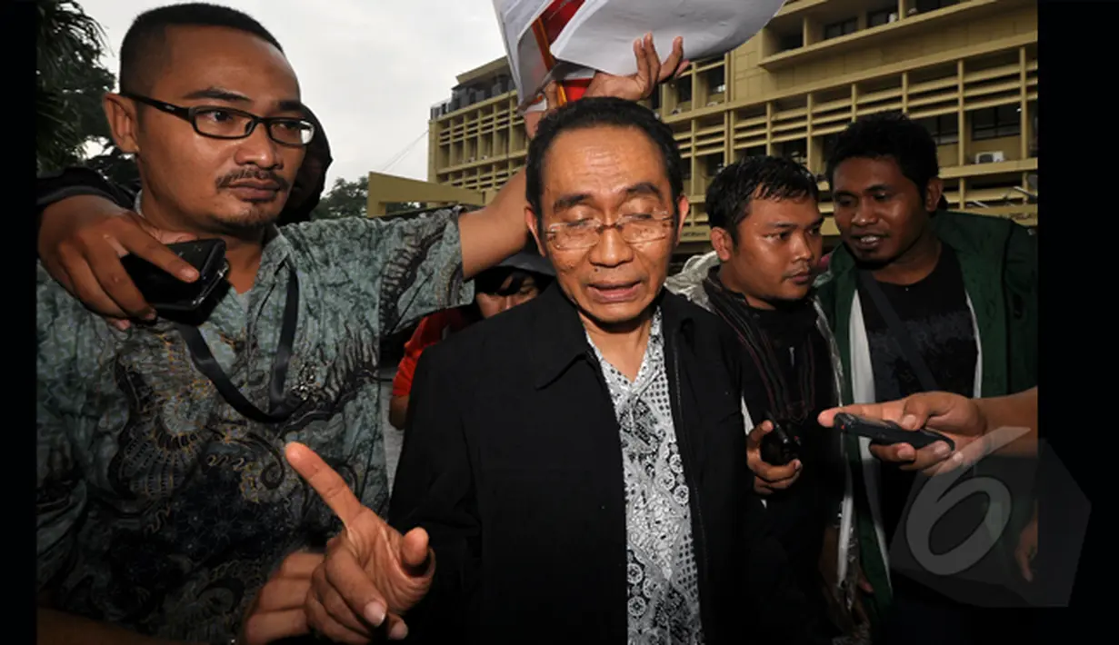 Wakil Ketua KPK Adnan Pandu Praja usai mendatangi Mabes Polri di Jl Trunojoyo, Jakarta, Jumat (23/1/2015). Pandu meminta Wakapolri untuk membebaskan Bambang(Liputan6.com/Miftahul Hayat)