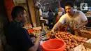 Pembeli memilih telur saat berbelanja di sebuah pasar di Jakarta, Rabu (1/4/2020). Badan Pusat Statistik (BPS) mengumumkan pada Maret 2020 terjadi inflasi sebesar 0,10 persen, salah satunya karena adanya kenaikan harga sejumlah makanan, minuman, dan tembakau. (Liputan6.com/Angga Yuniar)