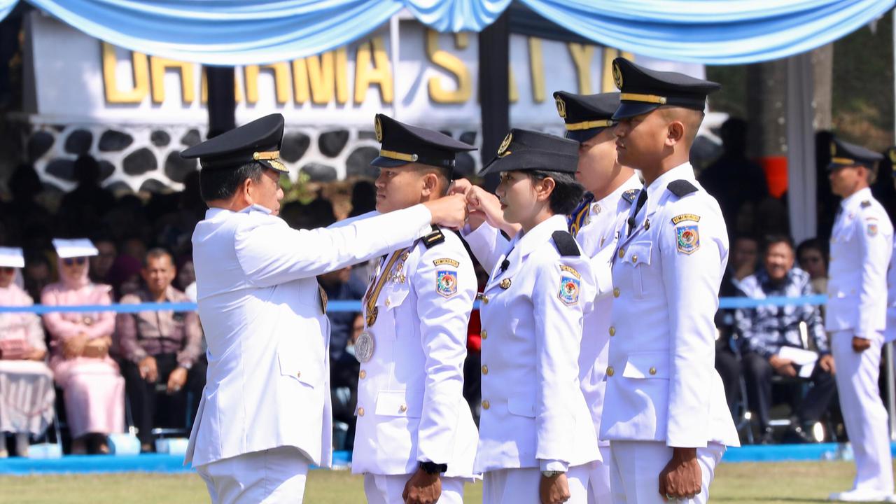 Mendagri Tito Karnavian saat melantik Pamong Praja Muda lulusan IPDN Angkatan XXXII Tahun 2025