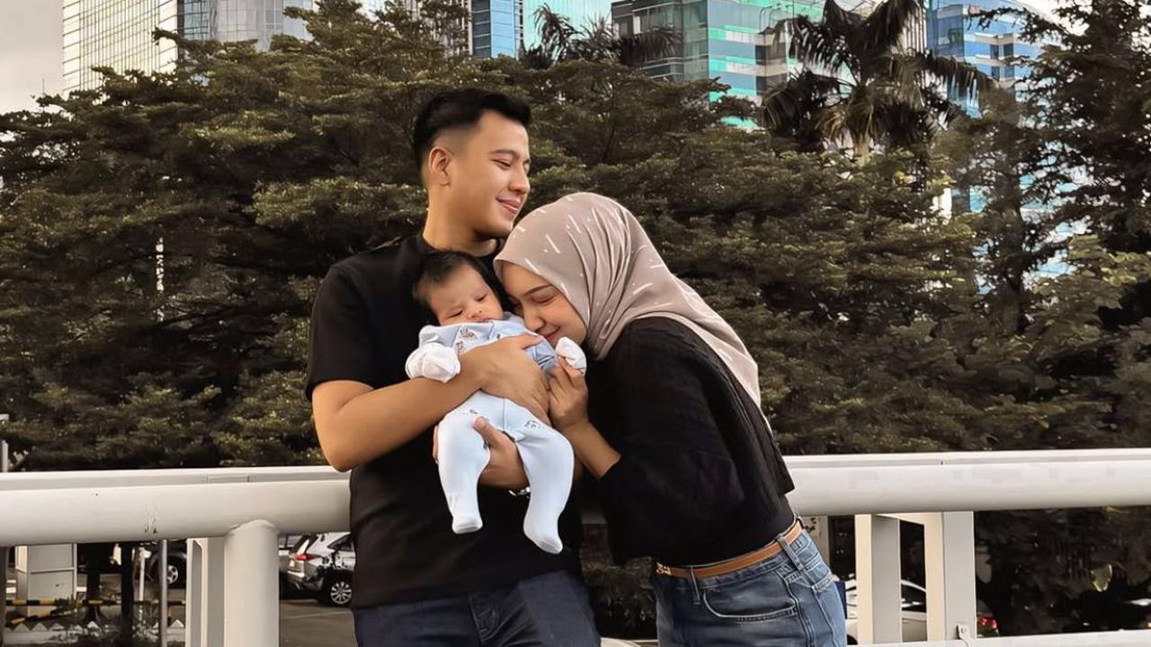 Melody Prima Perlihatkan Wajah Anak Ketiga, Harmoni Keluarga yang Memikat