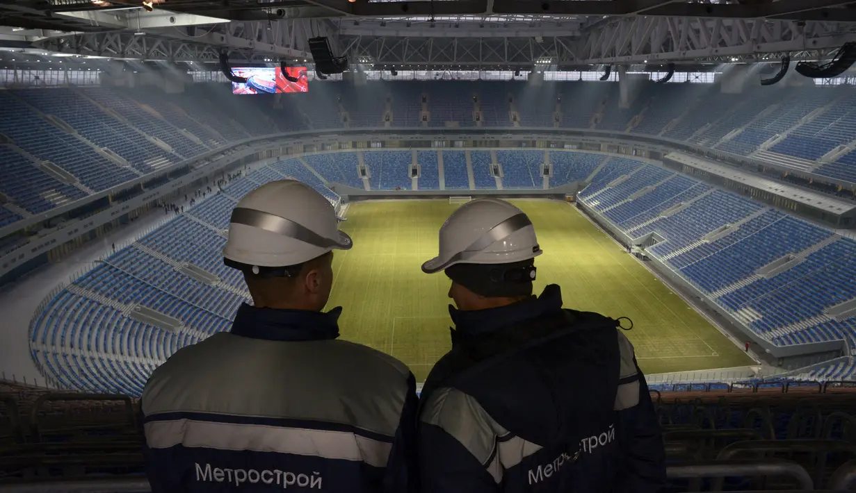 Stadion ini didesain oleh Arsitek Jepang Kisho Kurokawa yang mengusung konsep pesawat ruang angkasa dan merupakan modifikasi dari Stadion Toyota di Jepang. Pembangunan stadion ini selesai pada tahun 2017 dan disiapkan untuk Piala Konfederasi 2017 dan Piala Dunia 2018. (AFP/Olga Maltseva)