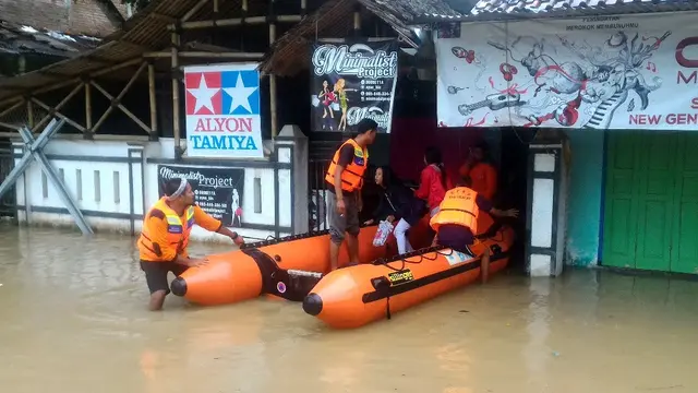 Warga di Desa Gunungreja diungsikan oleh petugas BPBD Cilacap dalam banjir awal 2019 lalu. (Foto: Liputan6.com/Muhamad Ridlo).